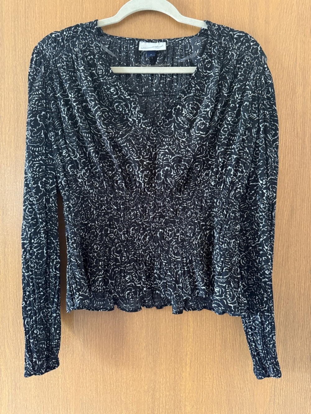 Universal Thread Black Floral Ruched V‑Neck Top – Size Medium